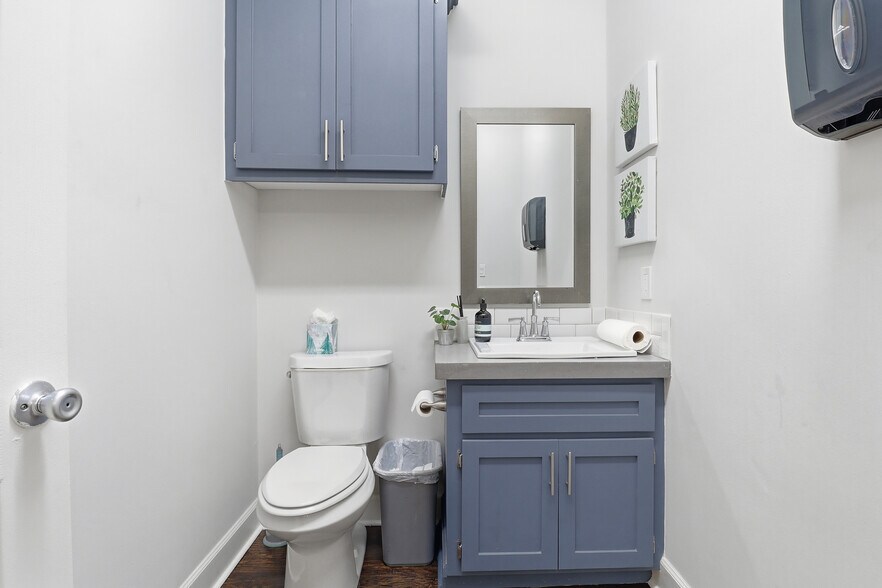 More Photos Of 5342 5th St, Katy Freestanding For Lease