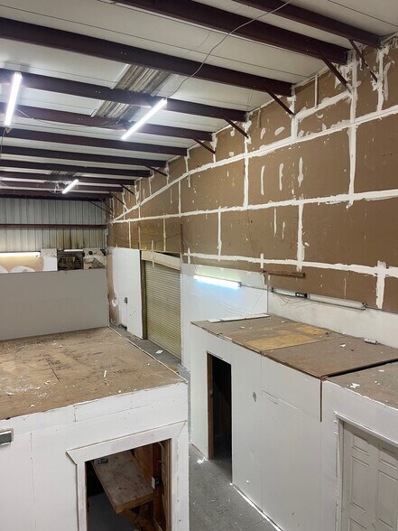 More Photos Of 9161 131st Pl N, Largo Warehouse For Lease