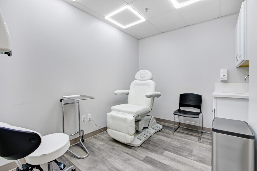 More Photos Of 9041 Magnolia Ave, Riverside Medical For Lease