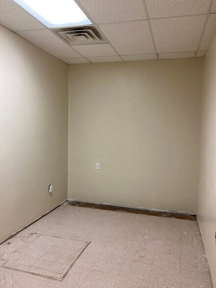 More Photos Of 431-439 S Main St, Franklin Storefront For Lease