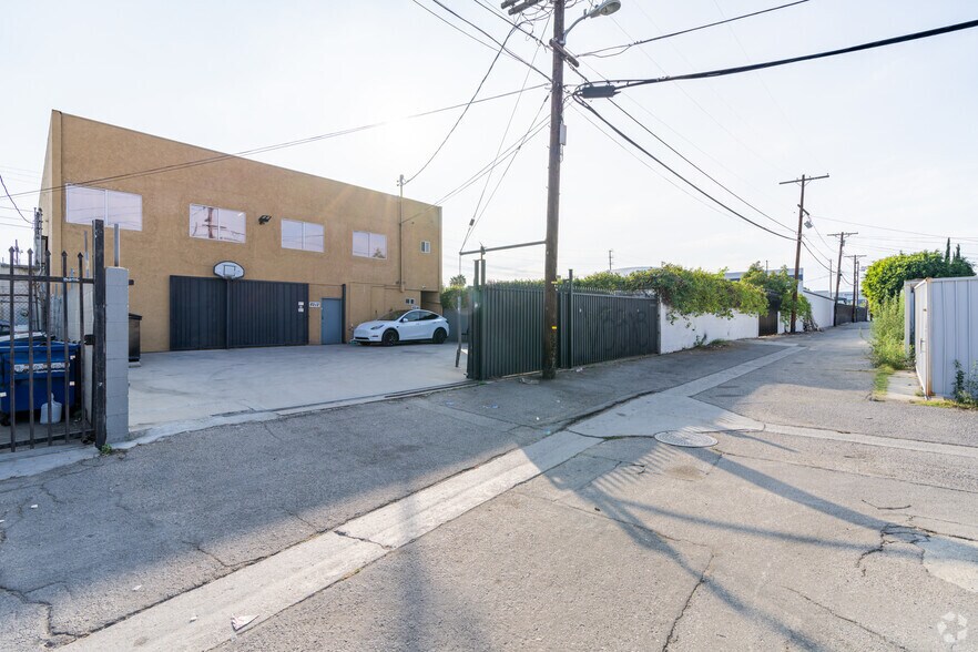 More Photos Of 8212-8214 San Fernando Rd, Sun Valley Light Distribution For Sale