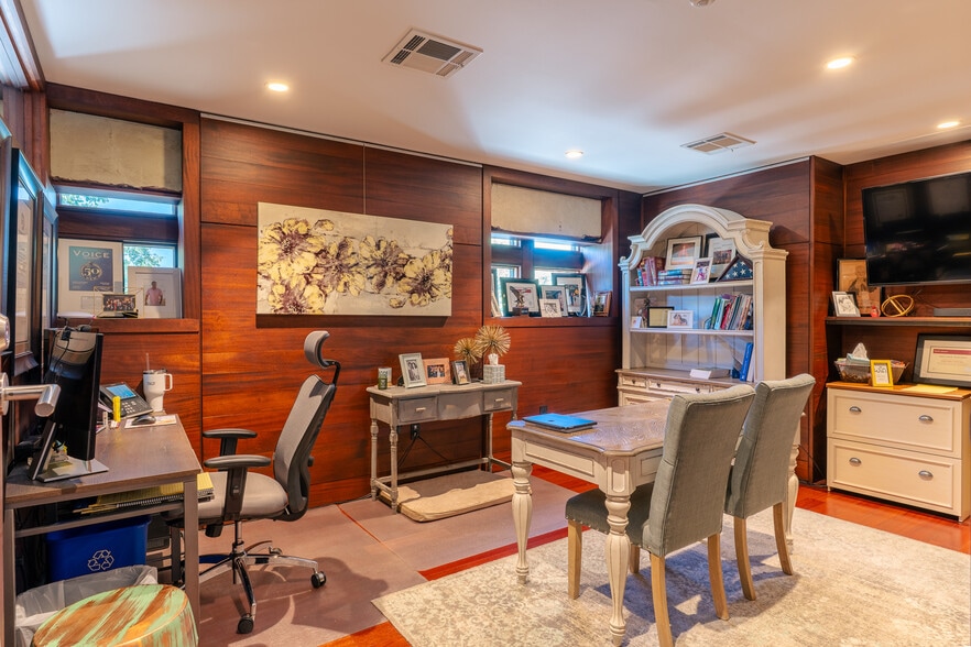 More Photos Of 733 E 12th 1/2 St, Houston Office For Sale