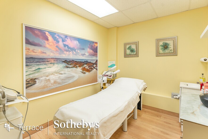 More Photos Of 11247 Queens Blvd, Forest Hills Storefront For Sale