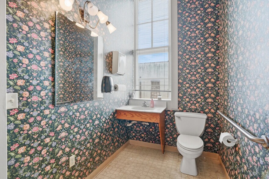 More Photos Of 115 E 5th St, Fulton Office For Sale