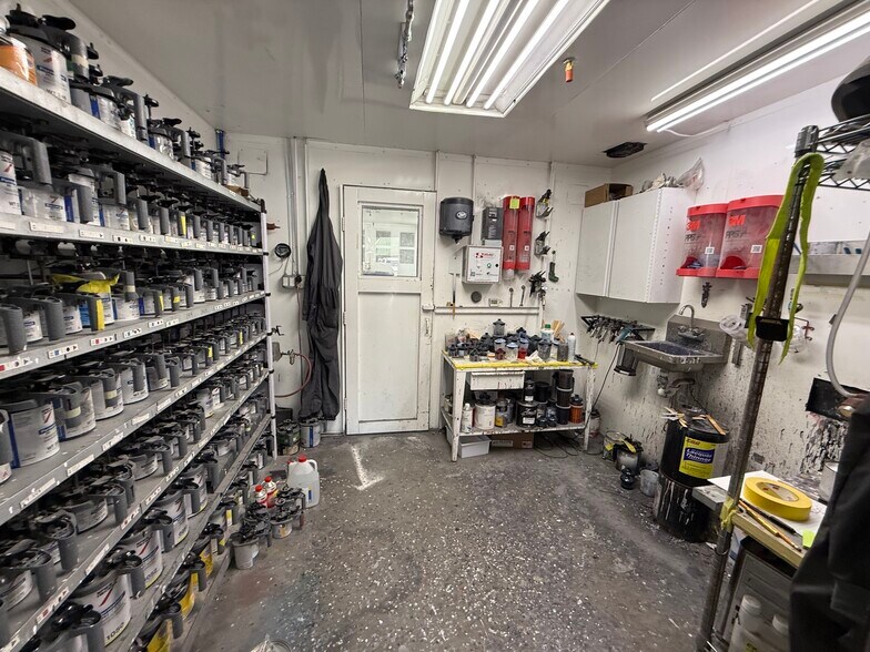 More Photos Of 5508 Benchmark Ln, Sanford Warehouse For Sale