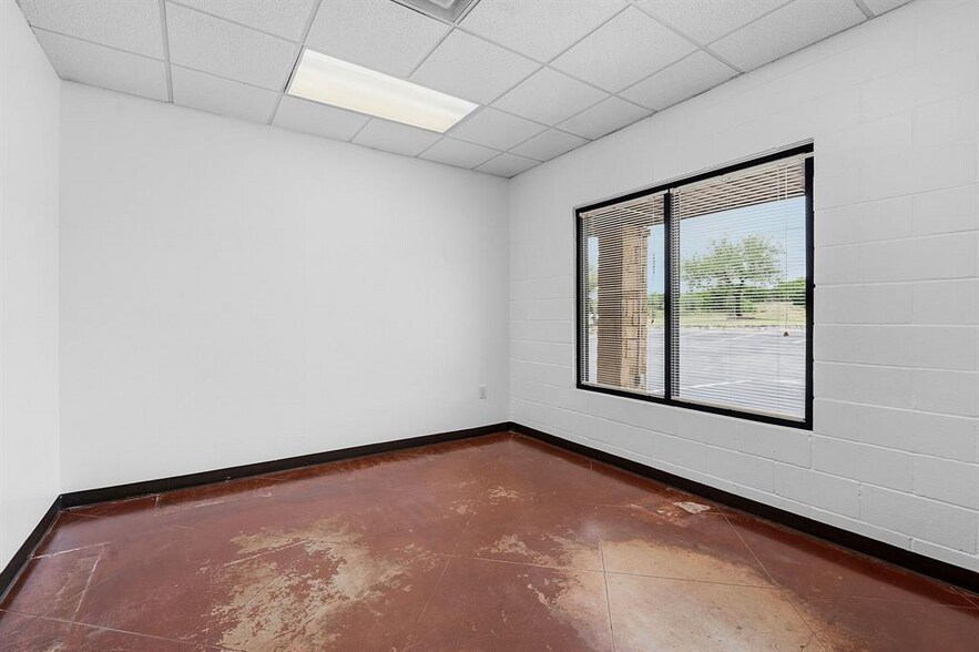 More Photos Of 2100 E Highway 290, Dripping Springs Flex For Lease