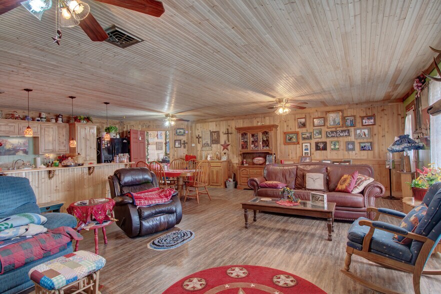 More Photos Of 617 W Main St, Whitesboro Garden Center For Sale