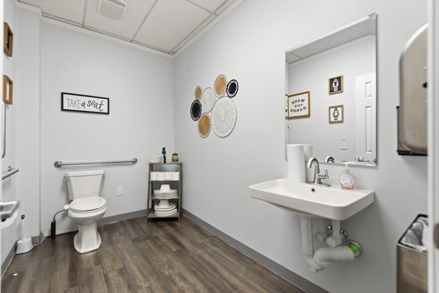 More Photos Of 725 S Main St, London Medical For Sale