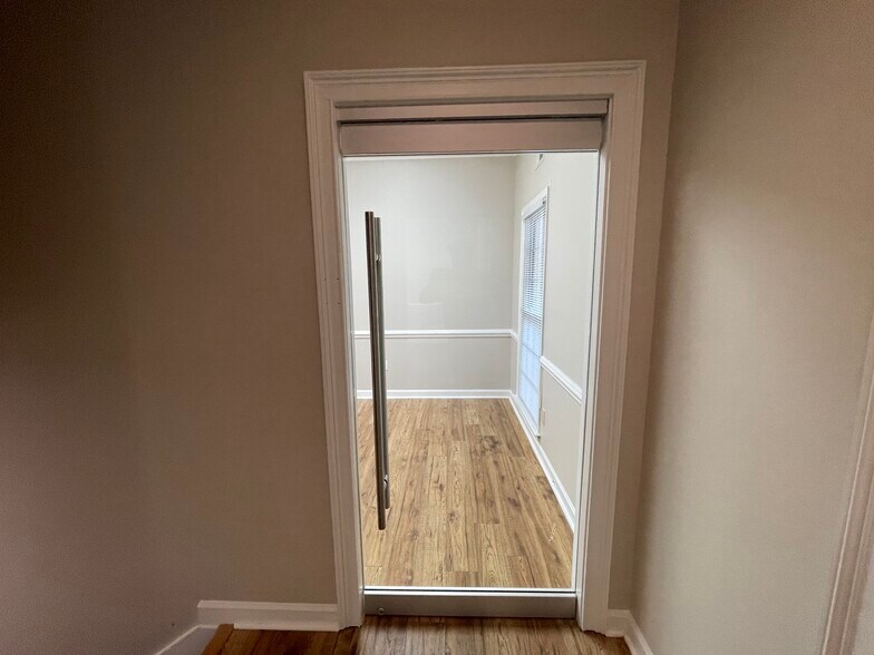 More Photos Of 1111 Cambridge Sq, Alpharetta Office Residential For Sale