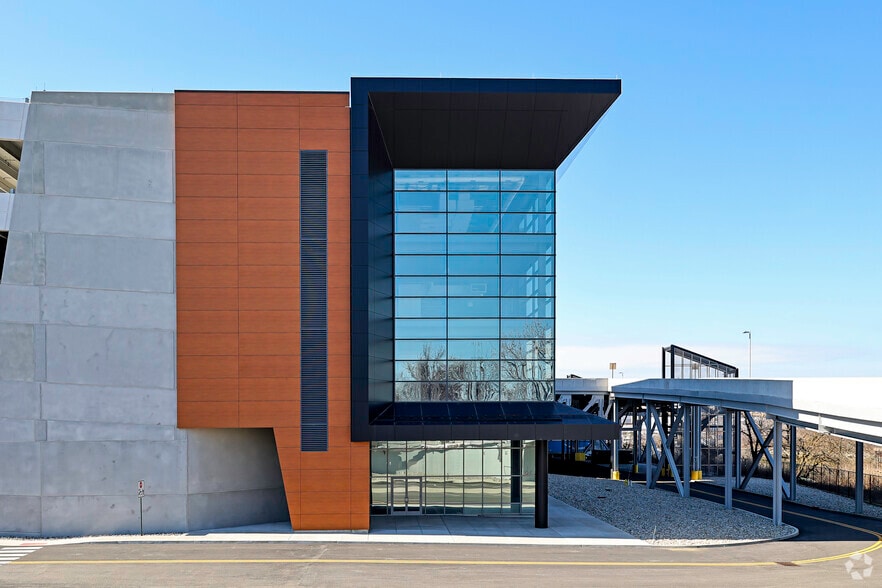 More Photos Of 2505 Bruckner Blvd, Bronx Warehouse For Lease