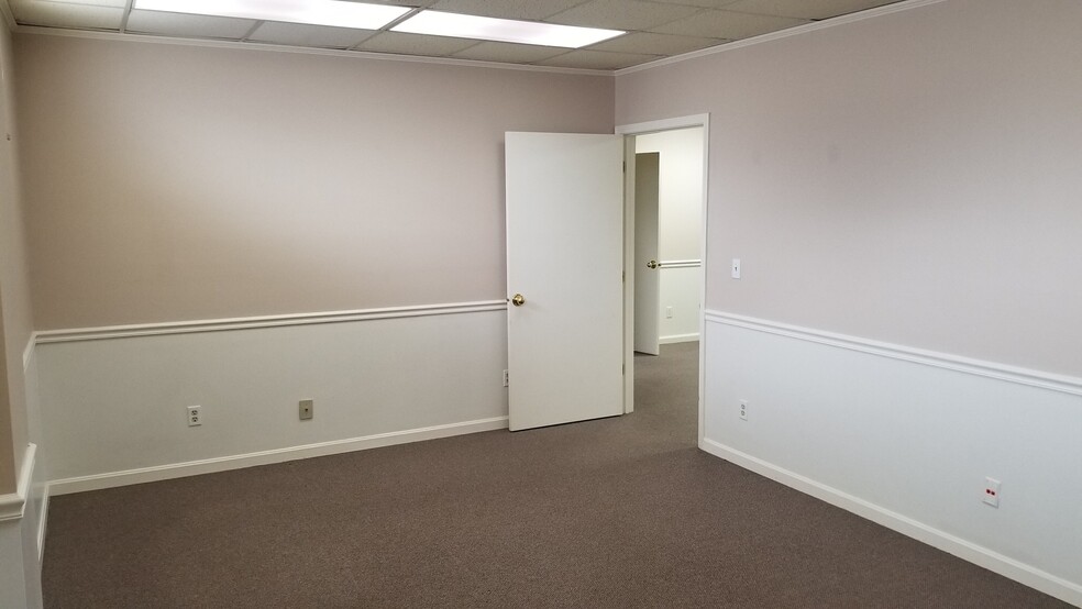 More Photos Of 2701-2709 Washington ave, Evansville Office For Sale