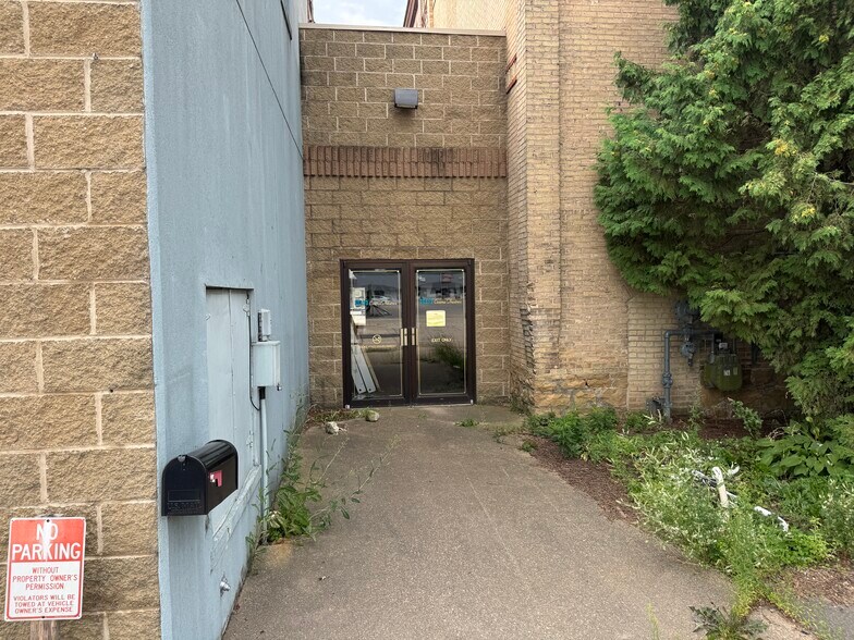 More Photos Of 208 Wolf River Plz, New London Sports And Entertainment For Sale