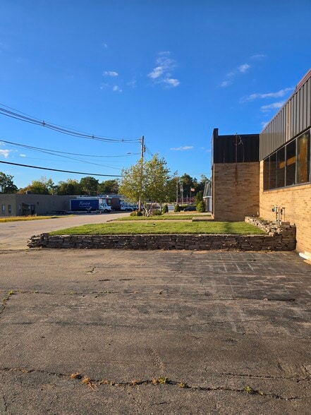 More Photos Of 100 Glen Rd, Cranston Manufacturing For Lease