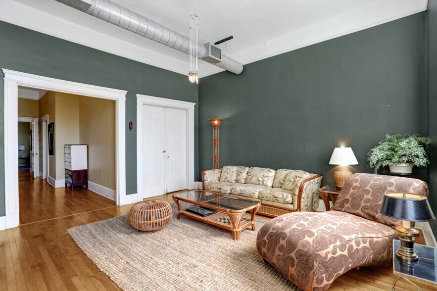 More Photos Of 339 Madison Ave, Memphis Storefront Retail Office For Sale
