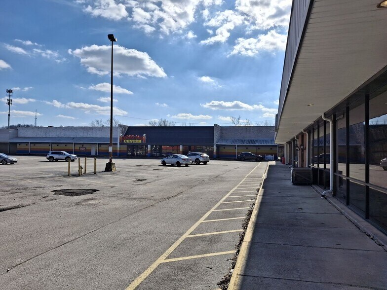 More Photos Of 216-246 S Illinois Ave, Oak Ridge General Retail For Sale
