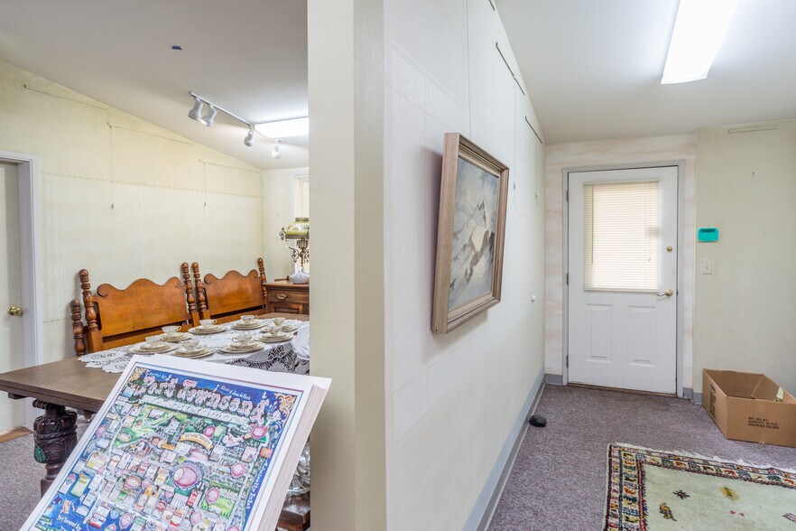 More Photos Of 802 Washington St, Port Townsend General Retail For Sale