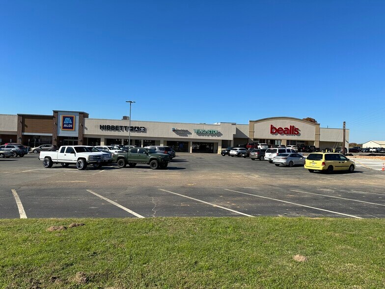 More Photos Of 2306 S Jefferson Ave, Mount Pleasant Storefront For Lease