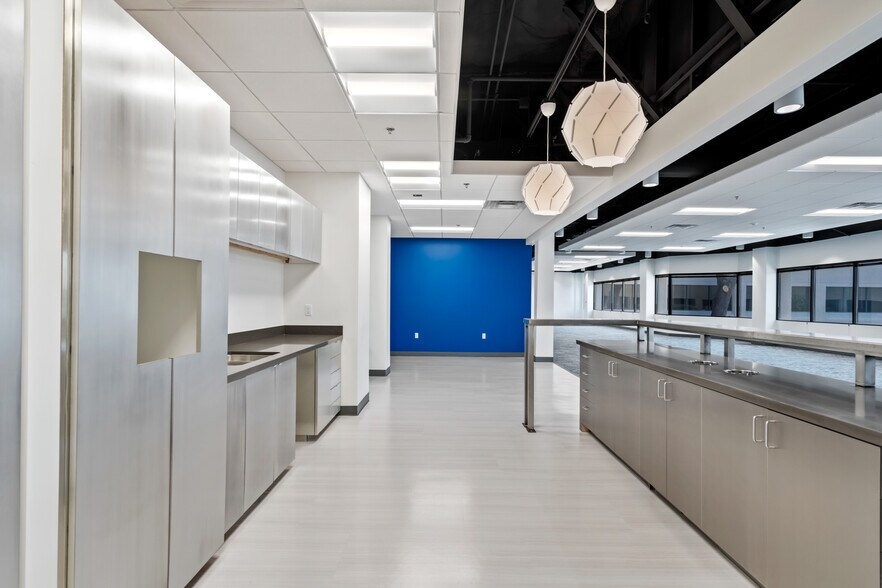 More Photos Of 3020 E Camelback Rd, Phoenix Office For Lease