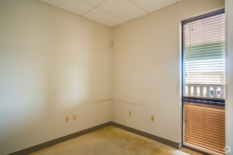 More Photos Of 711 E Carefree Hwy, Phoenix Unknown For Lease