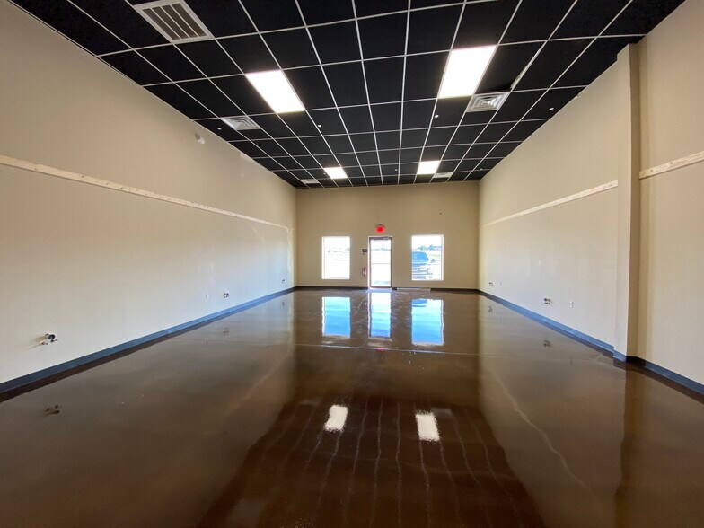 More Photos Of 8921 NW Expressway St, Oklahoma City Warehouse For Lease