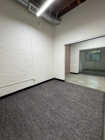 More Photos Of 2558 Overland Ave, Los Angeles Office For Lease