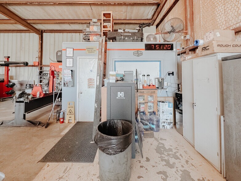 More Photos Of 5305 N Interstate Highway 45, Ennis Manufacturing For Sale