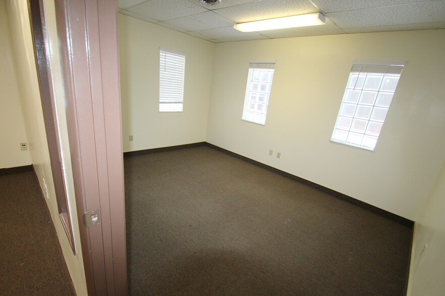 More Photos Of 15110 Foltz Industrial Pky, Strongsville Manufacturing For Lease