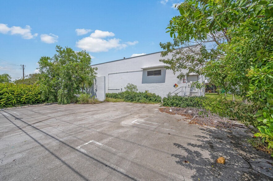 3041 Gateway Dr, Pompano Beach, FL 33069 Warehouse For Sale