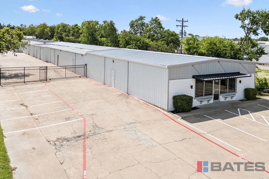 More Photos Of 1101 S Hampton Rd, DeSoto Showroom For Lease