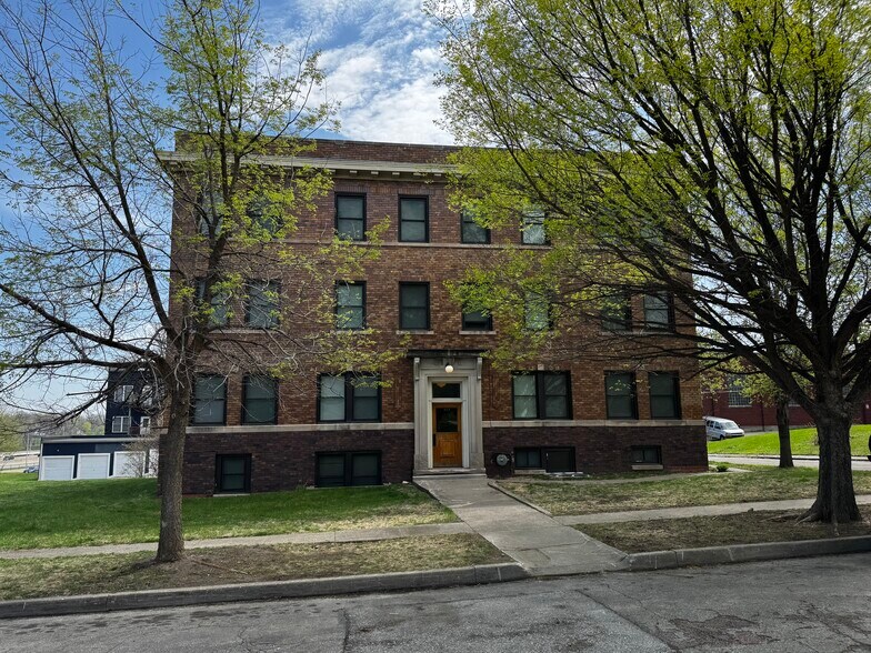 Primary Photo Of 933 18th St, Des Moines Apartments For Sale