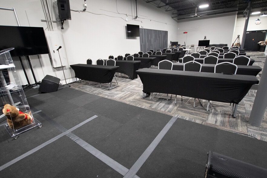 More Photos Of 3800 Camp Creek Pky, Atlanta Light Distribution For Lease