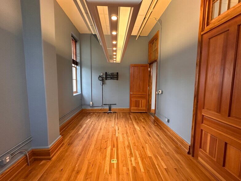 More Photos Of 830 Cottageview Dr, Traverse City Loft Creative Space For Sale