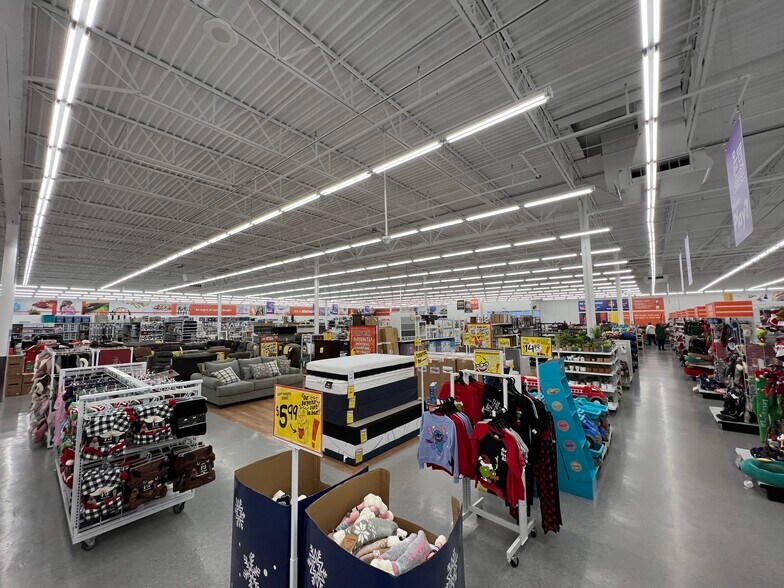More Photos Of 301-331 W Freedom Ave, Burnham Unknown For Lease