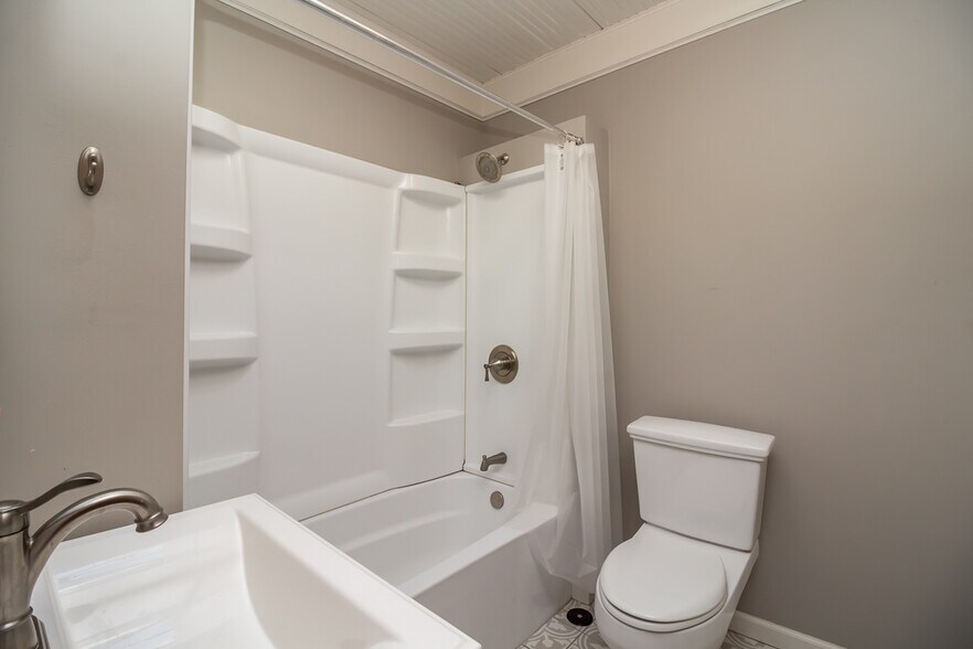 More Photos Of 71 N Williams St, Crystal Lake Storefront Retail Residential For Sale