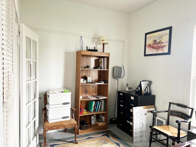More Photos Of 332 N Main St, Gordon Flex For Sale