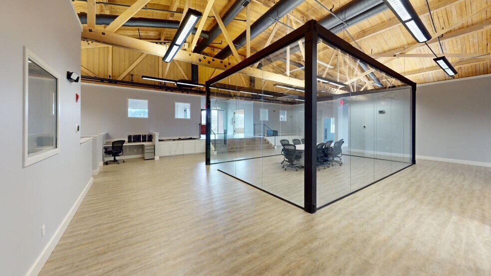 More Photos Of 101 S 1st St, West Dundee Loft Creative Space For Lease