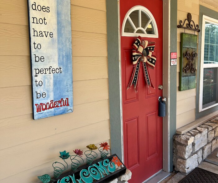 More Photos Of 1031 W Pearl St, Granbury Office Residential For Lease