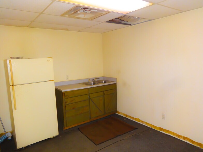 More Photos Of 801 W Broadway St, Big Sandy Light Distribution For Sale