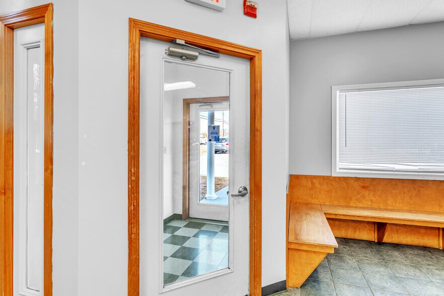 More Photos Of 1361 Memorial Dr, Chicopee Veterinarian Kennel For Sale