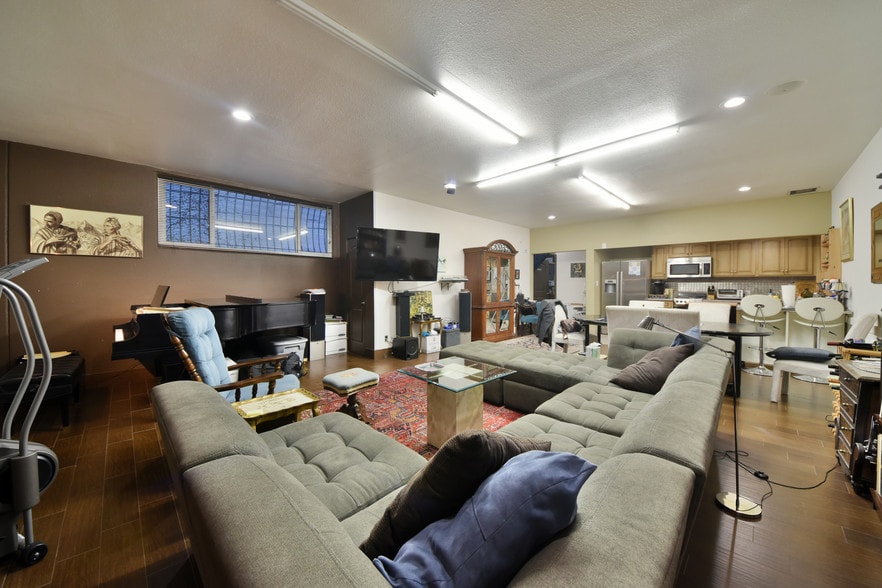 More Photos Of 1515-1517 N Main St, Santa Ana Storefront For Lease