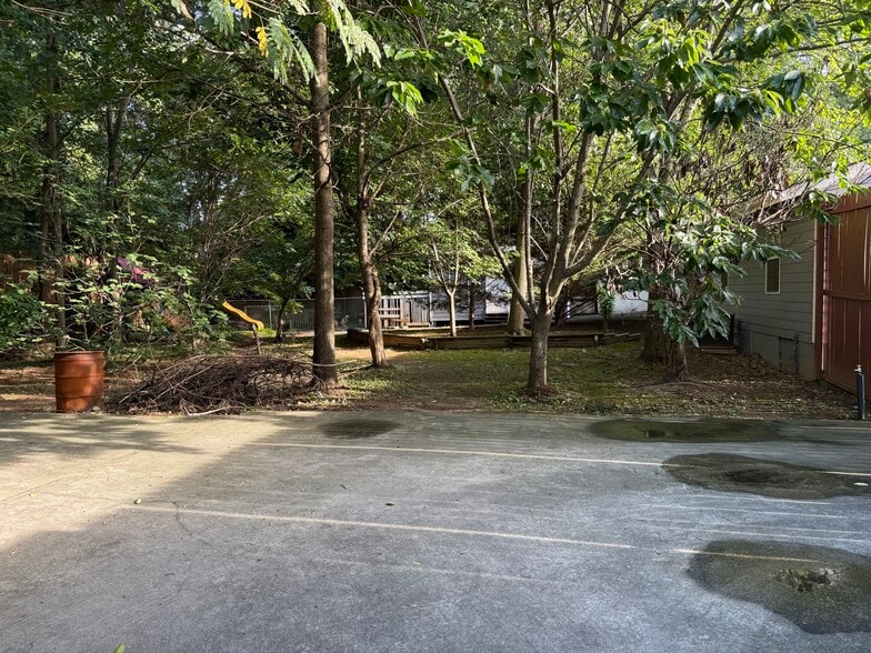 More Photos Of 3147 Shallowford Rd, Atlanta Office For Sale