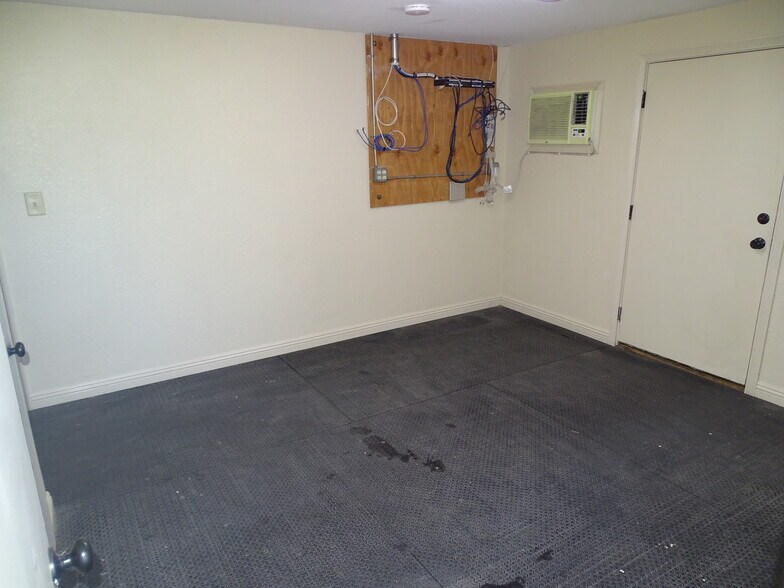 More Photos Of 2110 W Bonanza Rd, Las Vegas Service For Lease