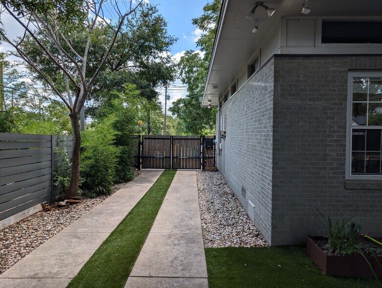 More Photos Of 3906 Menchaca Rd, Austin Medical For Lease