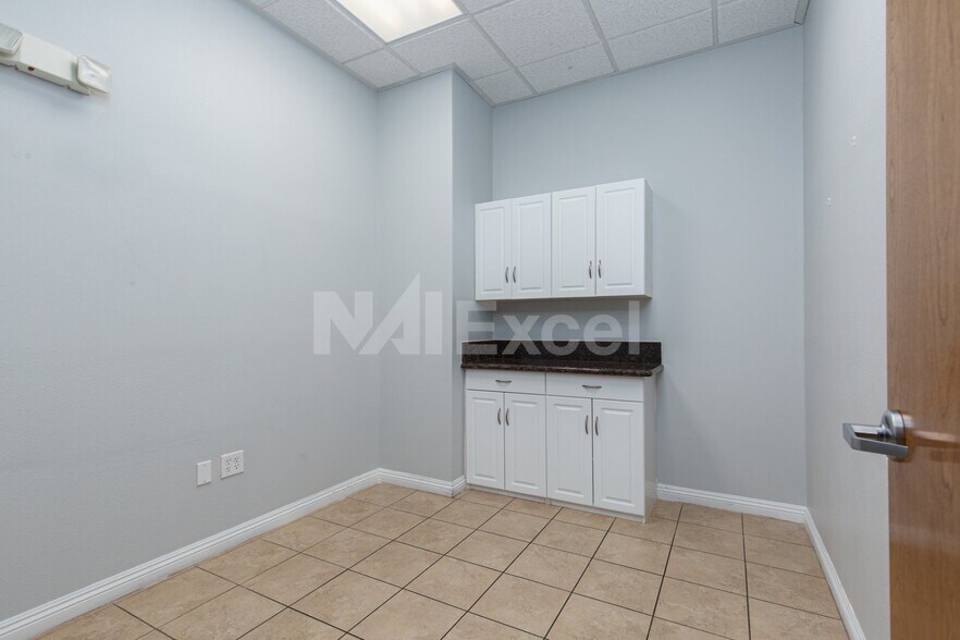 More Photos Of 1669 W Horizon Ridge Pky, Henderson Office For Sale