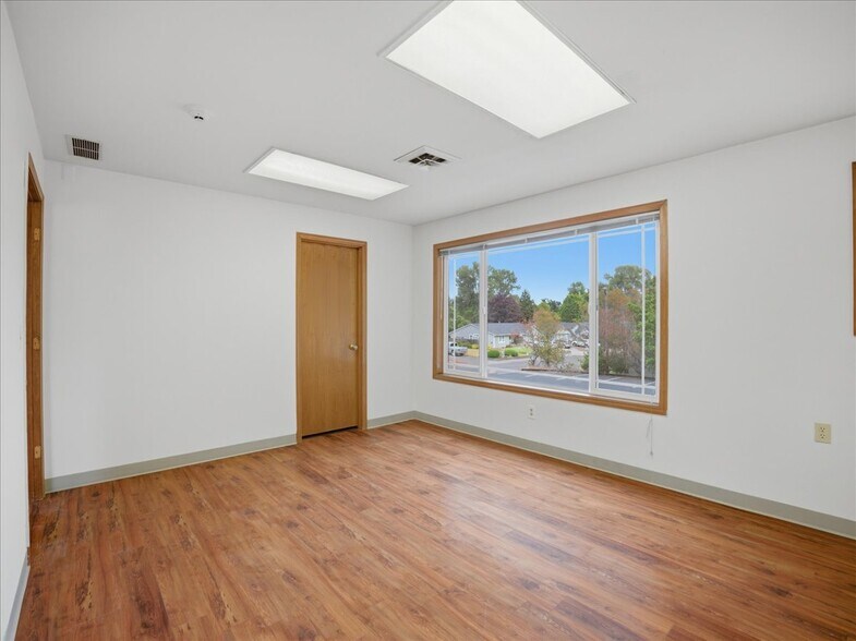 More Photos Of 950-960 Uglow Ave SE, Dallas Medical For Sale