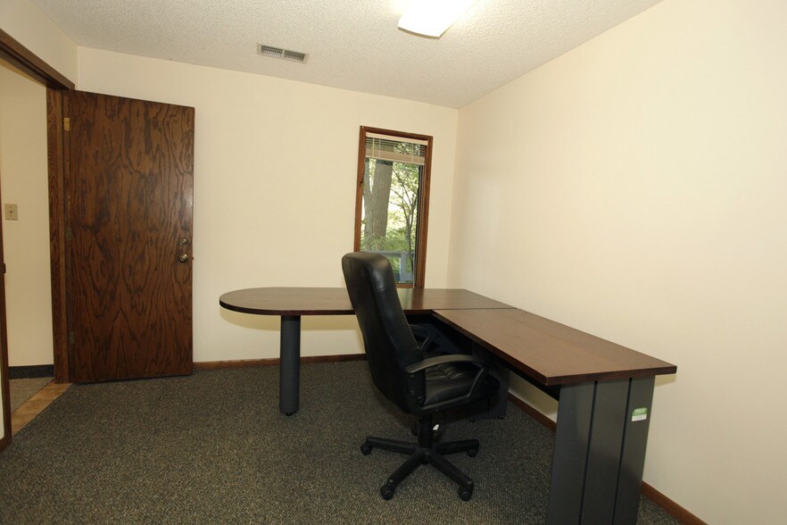 More Photos Of 3701 Shoreline Dr, Orono Coworking Space