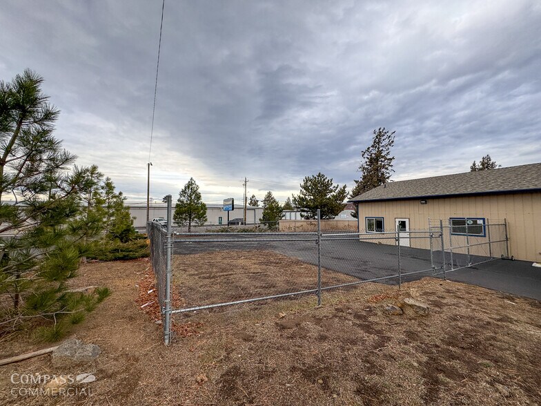 More Photos Of 902 SE Textron Dr, Bend Warehouse For Lease