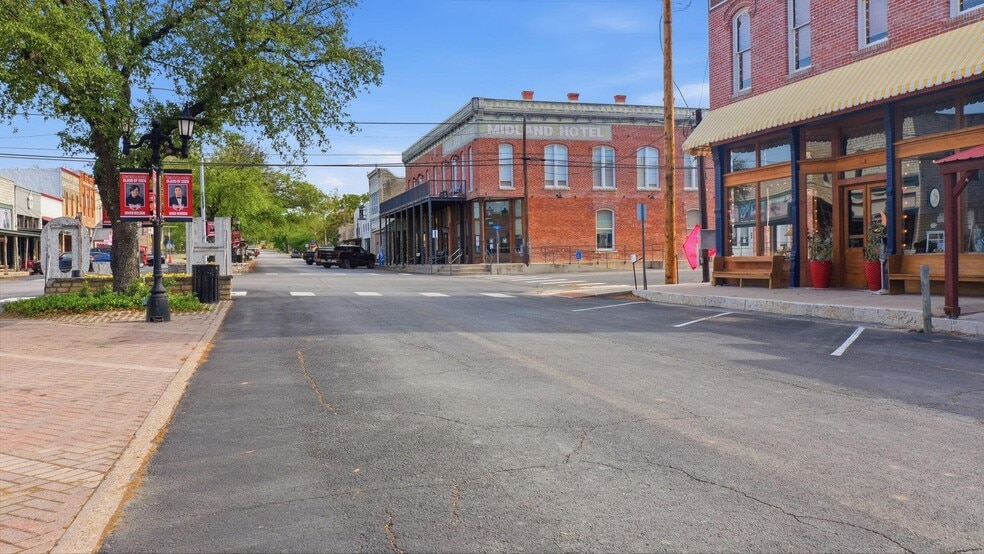 More Photos Of 103 N Pecan St, Hico Hotel For Sale