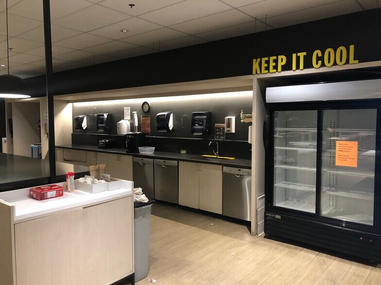 More Photos Of 100 Alfred Kuehne Blvd, Brampton Warehouse For Lease