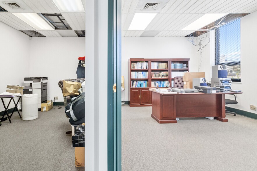 More Photos Of 8270 Av Mountain Sights, Montréal Office For Sale